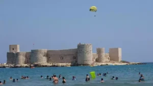 Türkiye'nin önemli turizm merkezlerinden Mersin'in incisi Kızkalesi başta olmak üzere tüm sahiller, bayram tatilinin 9 gün olmasıyla birlikte dolup taştı.